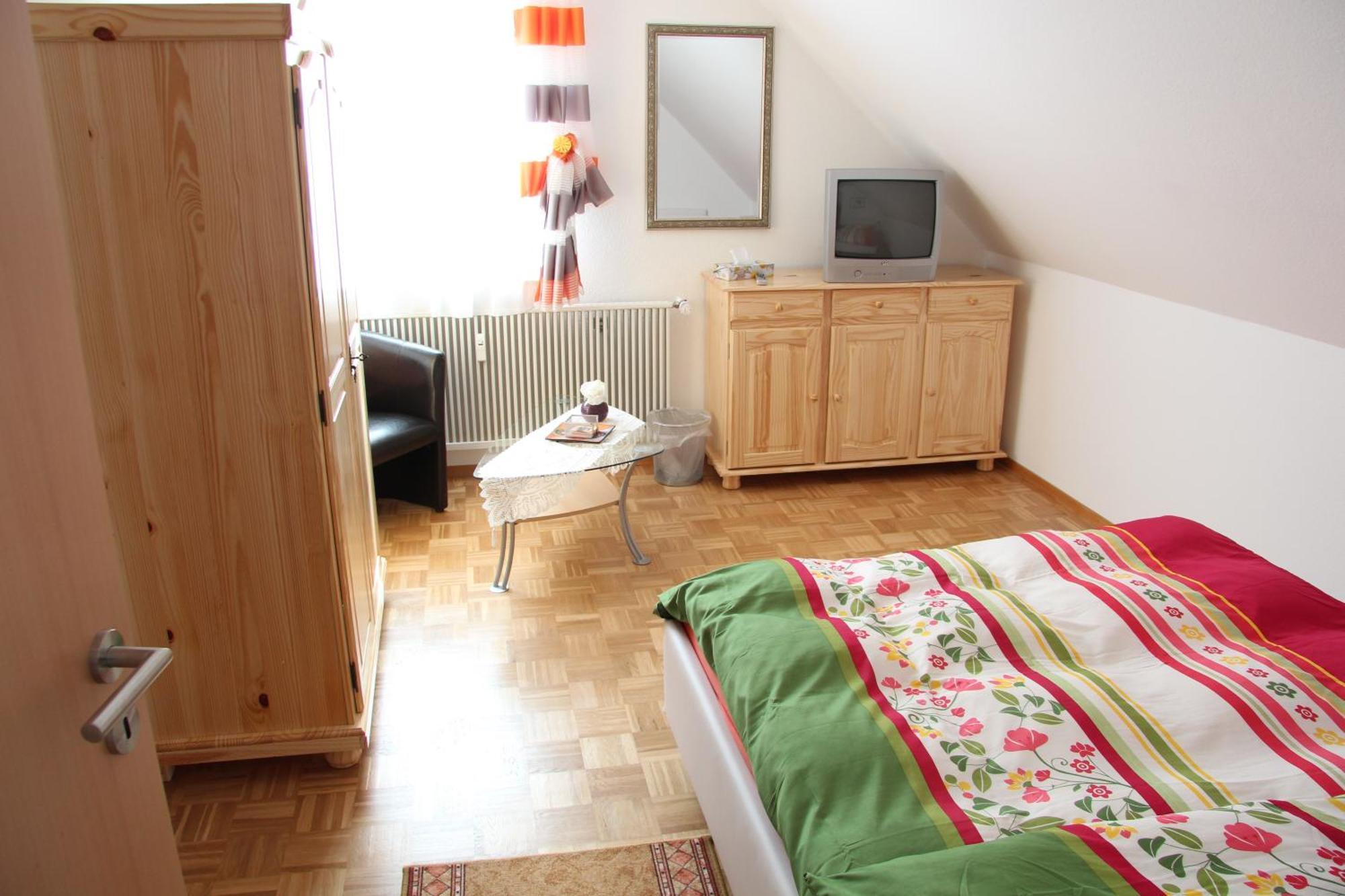 Hotel Am Schloss Neuenstein Szoba fotó