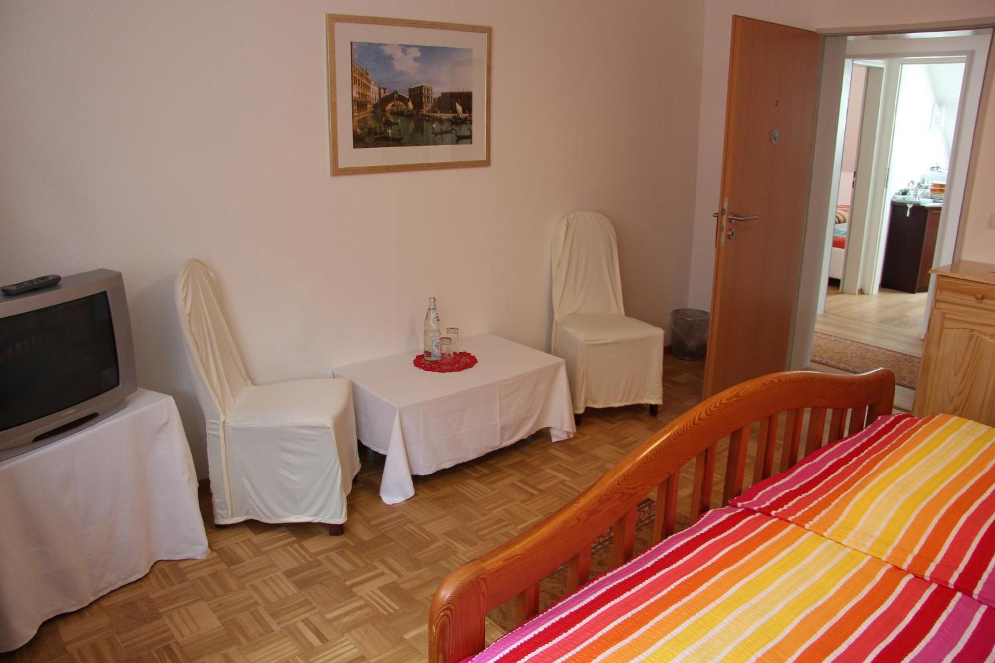 Hotel Am Schloss Neuenstein Szoba fotó