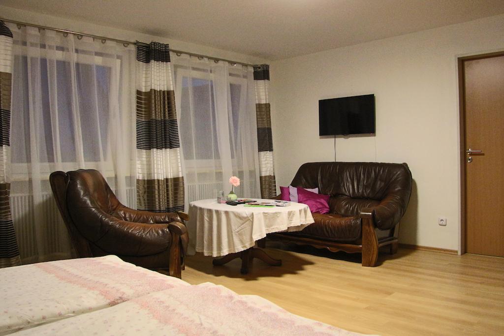 Hotel Am Schloss Neuenstein Szoba fotó