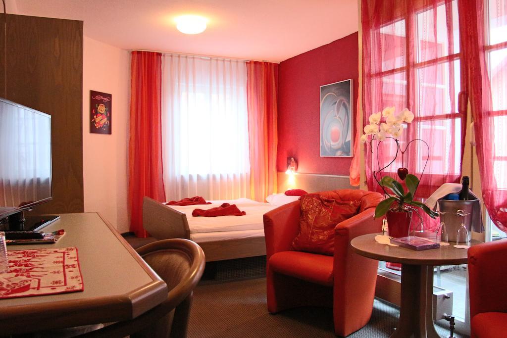 Hotel Am Schloss Neuenstein Szoba fotó